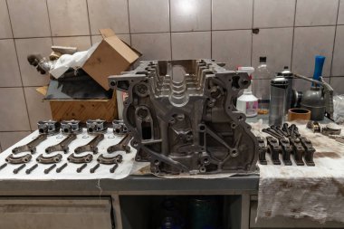 Motor bağlantı çubukları ve piston kullanılan ve dört kaldırıldı-