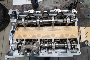 Dört silindirli motoru yeni kam mili ile ikiyüzlülük ve kaldırıldı 