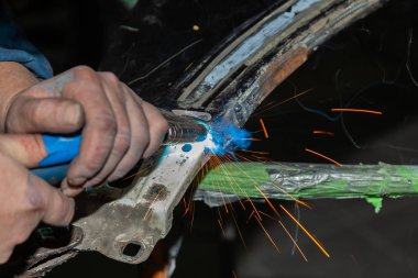 Yakın çekim görünümü güçlü bir kaynakçı tulum olmadan çalışma biri