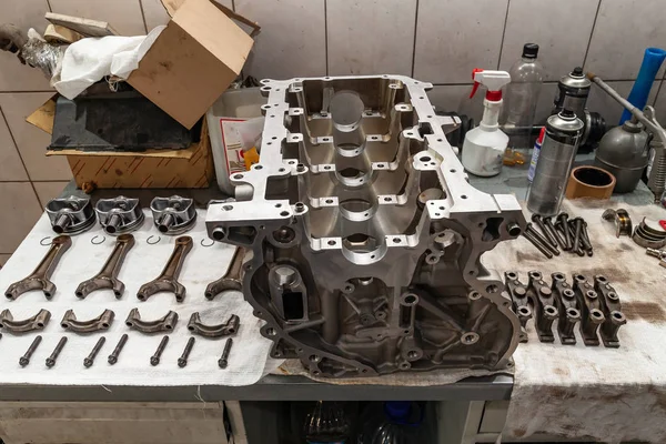 Tiges et pistons de raccordement de moteur utilisés et retirés d'un quatre - — Photo