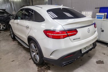 Arka görünümü çok pahalı lüks yeni Mercedes-Benz Gle C beyaz