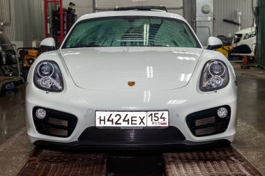 Lüks çok pahalı yeni beyaz Porsche Cayman cou önden görünümü