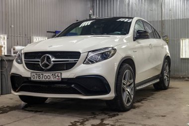 Ön görünüm çok pahalı lüks yeni Mercedes-Benz oklu beyaz 
