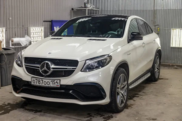 Vista frontal de lujo muy caro nuevo blanco Mercedes-Benz GLE — Foto de Stock