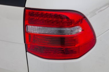 Arka stop lamba görünümü Porsche Cayenne 957 2007 beyaz renkli bir