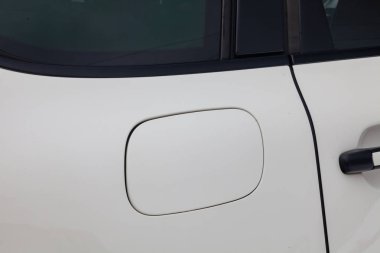 Yakıt tankı kapağı görünümü Porsche Cayenne 957 2007 beyaz renkli bir