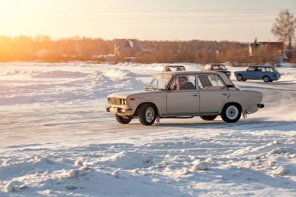 Старые российские автомобили Lada 2101 и 2104 готовятся к гоночному переезду — стоковое фото