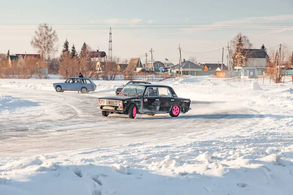 老俄罗斯汽车 Lada 2101 和2101准备赛车驱动 — 图库照片