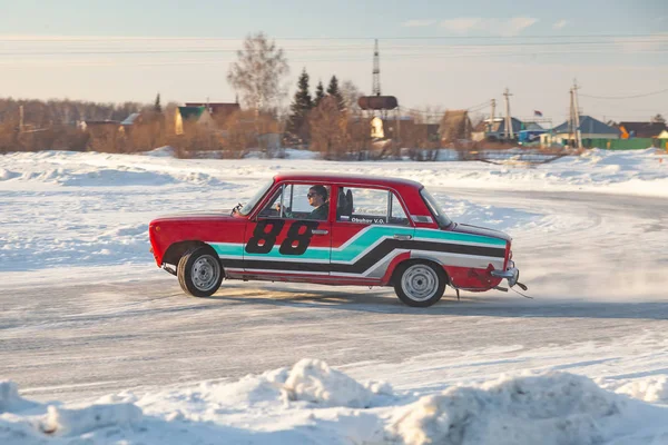 Старые российские автомобили Lada 2101 и 2104 готовятся к гоночному переезду — стоковое фото