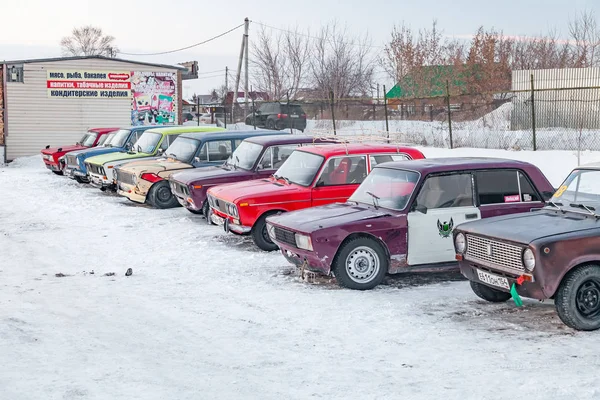 Старые российские автомобили Lada 2101 и 2104 подготовлены для гонок стоя — стоковое фото