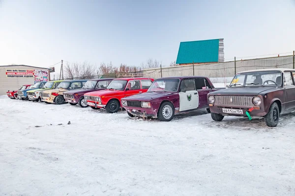 Старые российские автомобили Lada 2101 и 2104 подготовлены для гонок стоя — стоковое фото