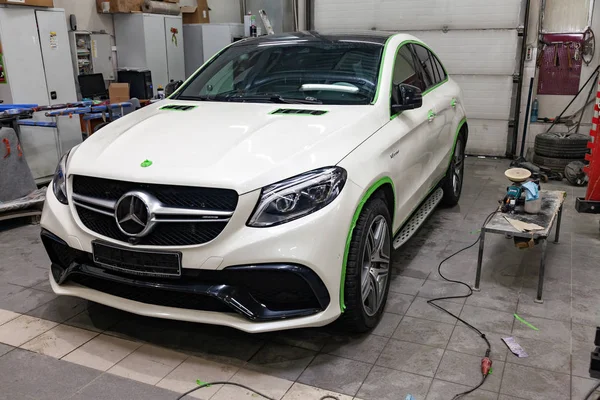 Vista frontal de lujo muy caro nuevo blanco Mercedes-Benz GLE — Foto de Stock