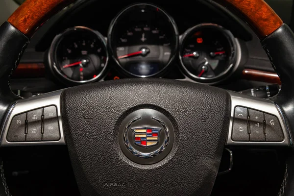 Vista al interior de Cadillac CTS con multif de dirección de madera — Foto de Stock