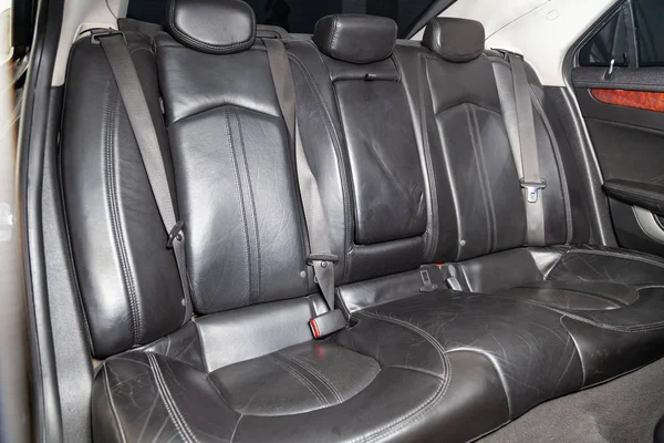 Widok do wnętrza Cadillac Cts tylnych siedzeń po czyszczeniu — Zdjęcie stockowe