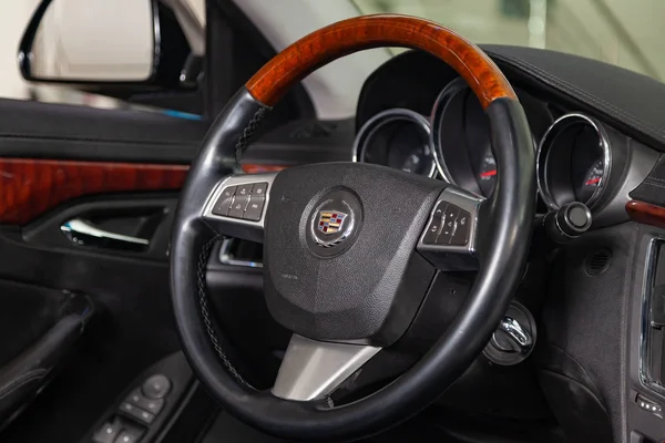 Vista al interior de Cadillac CTS con multif de dirección de madera — Foto de Stock