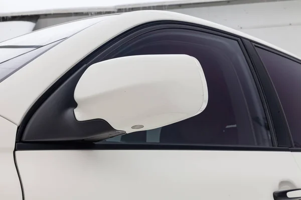 Переднее боковое зеркало и вид на стекло Porsche Cayenne 957 2007 — стоковое фото