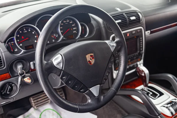 Vista al interior de Porsche Cayenne 957 2007 con salpicadero , — Foto de Stock