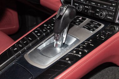 Merkezi kontrol konsolu panelinde araba yakın çekim içinde
