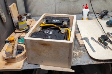 Ahşap kutu iki araba pil ile birlikte bir workbe bağlı