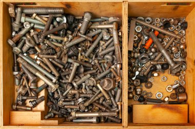 Bir avuç fındık, cıvata ve vidalar ile ahşap kutu. Araçlar ve fas