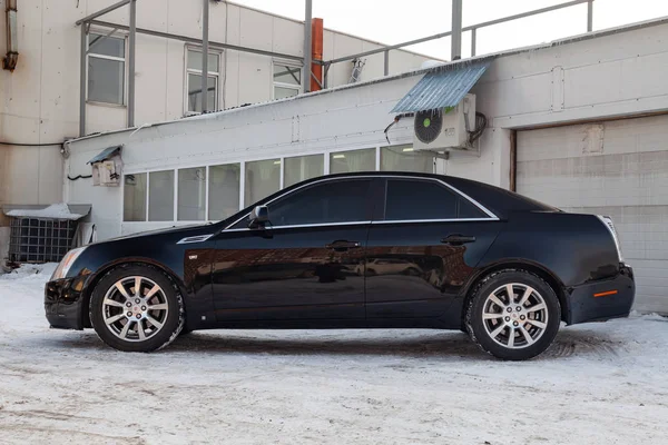 S daha önce temizlendikten sonra siyah renkli Cadillac Cts yan görünüm — Stok fotoğraf