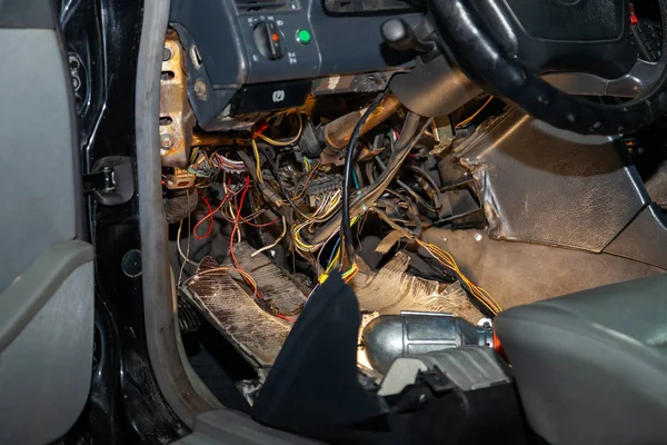 Cableado automotriz bajo la rueda de un viejo coche alemán, un disass — Foto de Stock