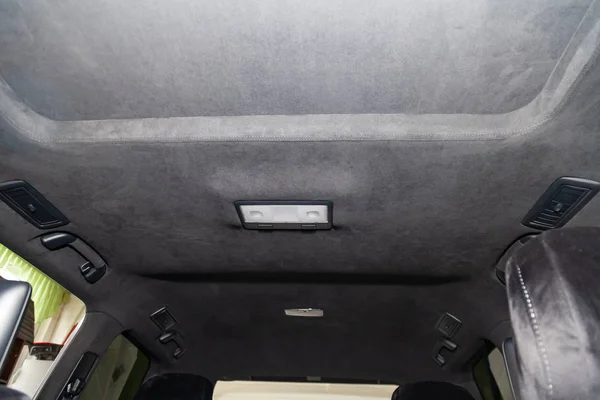 O teto do carro SUV puxado por material macio preto alkanta — Fotografia de Stock