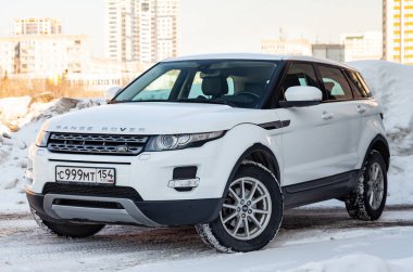 Range Rover Land Rover Evoque 'in ön görünümü beyaz renkte