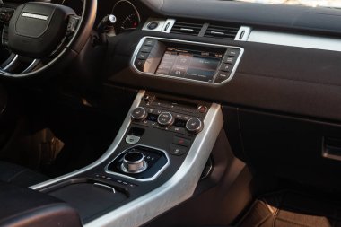 Pano, saat ile Land Rover Evoque iç görünümü,