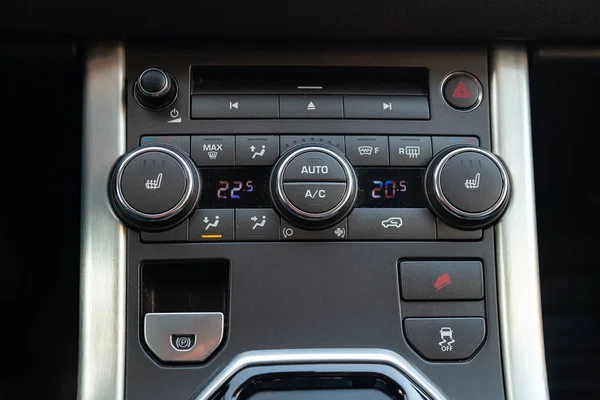 Vista para o interior do Land Rover Evoque com painel, clima — Fotografia de Stock