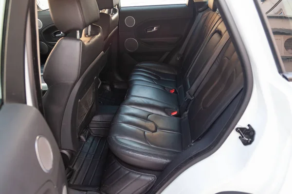 Vista al interior de Land Rover Evoque con puerta trasera abierta —  Fotos de Stock