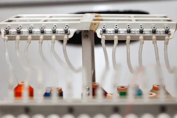 Керівництво білої нитки в промисловій швейній машинці для вишивання — стокове фото