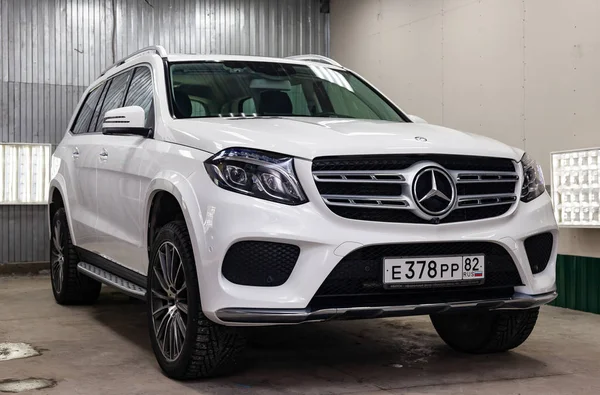 Lüks çok pahalı yeni beyaz Mercedes-Benz GLS ön görünümü 