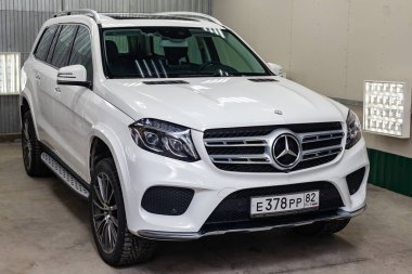 Lüks çok pahalı yeni beyaz Mercedes-Benz GLS ön görünümü 