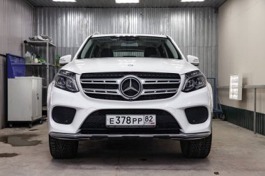Lüks çok pahalı yeni beyaz Mercedes-Benz GLS ön görünümü 