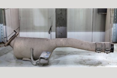 Otomotiv katalizörü bir cer ile onarım için bir araç kaldırıldı
