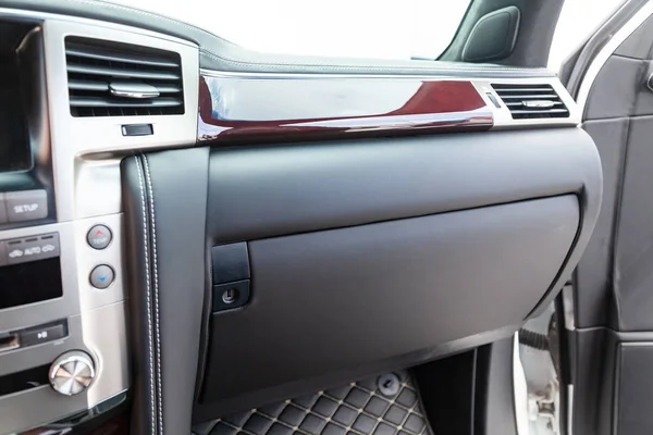 Interior de un coche de lujo con interior de cuero sobredimensionado sti — Foto de Stock