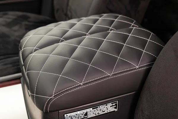 Intérieur d'une voiture de luxe avec intérieur en cuir sti surserré — Photo