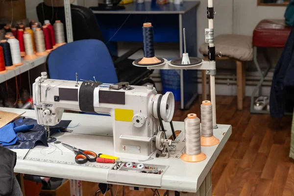 Witte elektrische industriële naaimachine in een workshop voor sewin — Stockfoto