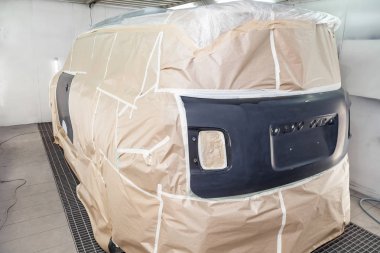 Büyük bir siyah araba tamamen kağıt ve yapıştırıcı ta kaplıdır