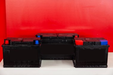 Araba ve araç standı için üç yeni siyah şarj edilebilir pil