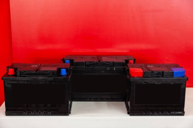 Araba ve araç standı için üç yeni siyah şarj edilebilir pil