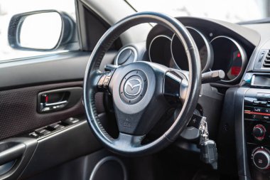 Direksiyon ucu bir görünümü ile araba Mazda 3 iç
