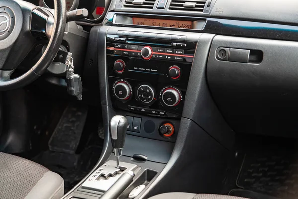 Het interieur van de auto Mazda 3 met een uitzicht op de Stuur whee — Stockfoto