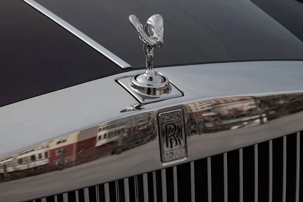 Front view of emblem Spirit of Ecstasy of new a very expensive R — Stock Photo, Image