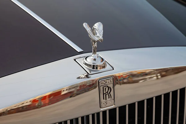 Front view of emblem Spirit of Ecstasy of new a very expensive R — Stock Photo, Image