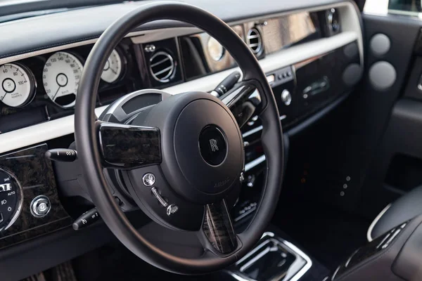 Interior view of new a very expensive Rolls Royce Phantom car, a — Stock Photo, Image