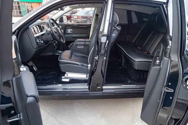 Vue intérieure d'une nouvelle voiture très chère, un long limousin noir — Photo