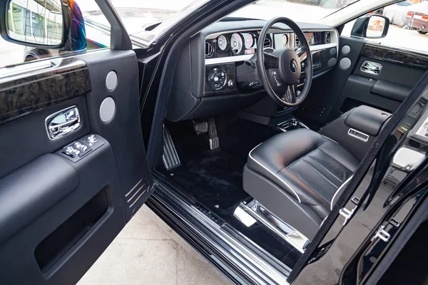 Interior view of new a very expensive Rolls Royce Phantom car, a — Stock Photo, Image