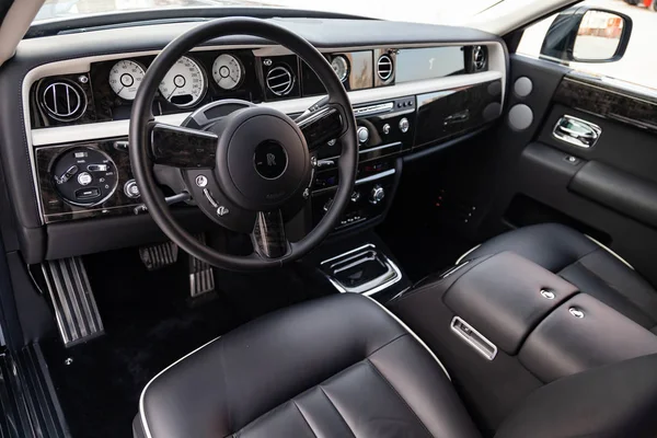 Widok wnętrza nowego bardzo drogie Rolls Royce Phantom samochód, — Zdjęcie stockowe